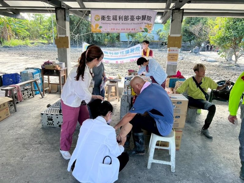 衛生福利部台中醫院組成「花蓮加油醫療隊」,在雙十國慶連假期間到花蓮縣光復鄉協助災區醫療服務,醫護人員11日表示,當地就醫患者以外傷居多。(台中醫院提供)中央社記者趙麗妍傳真 114年10月11日
