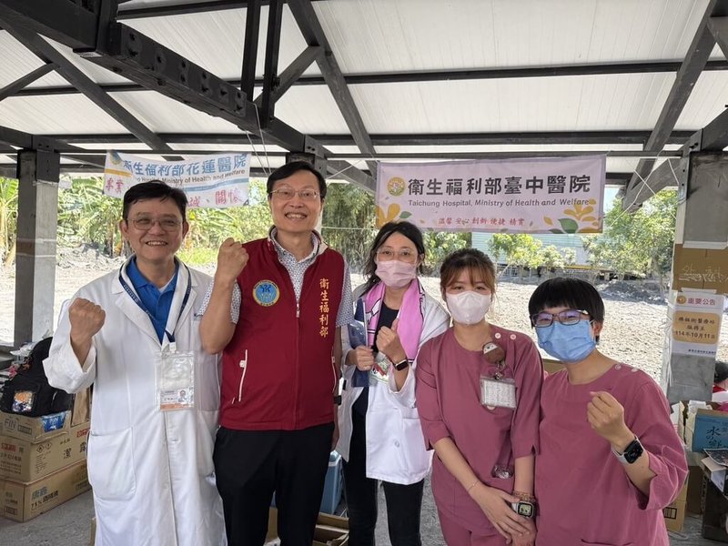 衛福部醫福會副執行長王裕煒（左2）11日在花蓮醫院副院長林哲民（左）陪同下，前往光復鄉佛祖街旁「台中醫院醫療站」探視關心，並慰勞醫師柯昊錚（中）、護理師蕭子涵（右）、洪瑜緹（右2）。（台中醫院提供）中央社記者趙麗妍傳真　114年10月11日