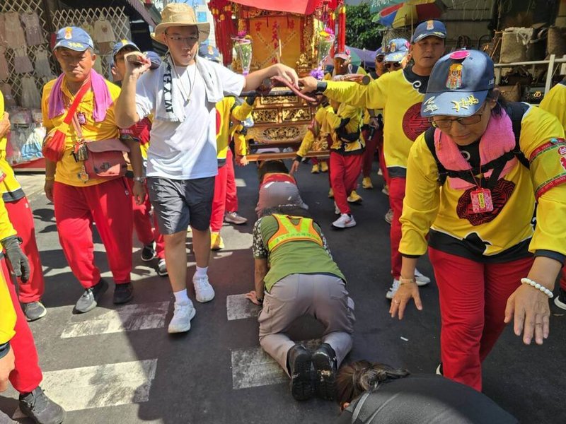台中市梧棲區浩天宮大庄媽遶境活動11日回鑾，適逢雙十連假，許多信徒民眾湧入，行經市場時，有清潔隊員也來躦轎盼獲媽祖庇佑。（民眾提供）中央社記者趙麗妍傳真  114年10月11日
