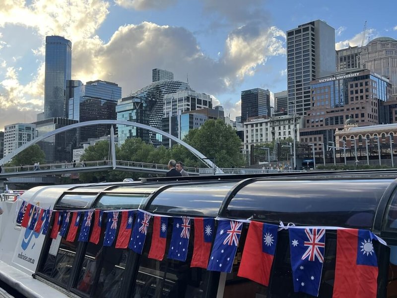掛著中華民國國旗的渡輪於雅拉河(Yarra River)上航行,在墨爾本市中心吸引數以千計的人注目。(張耀中提供)中央社記者丘德真雪梨傳真 114年10月11日