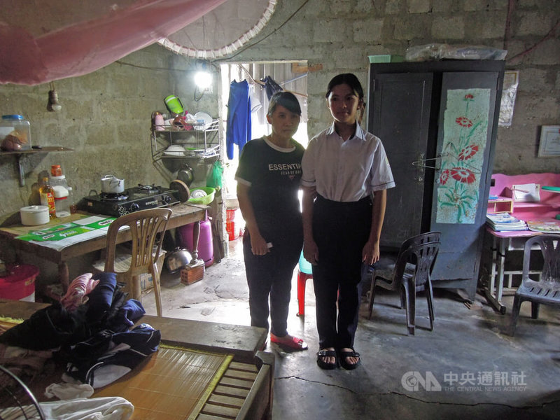 12歲越南女孩黎氏黃鶯與媽媽相依為命,她們住在破舊鐵皮屋裡,全家每天收入不到2美元,黃鶯希望以後能賺很多錢,帶媽媽搬去別的地方生活。中央社記者吳欣紜攝 114年10月11日