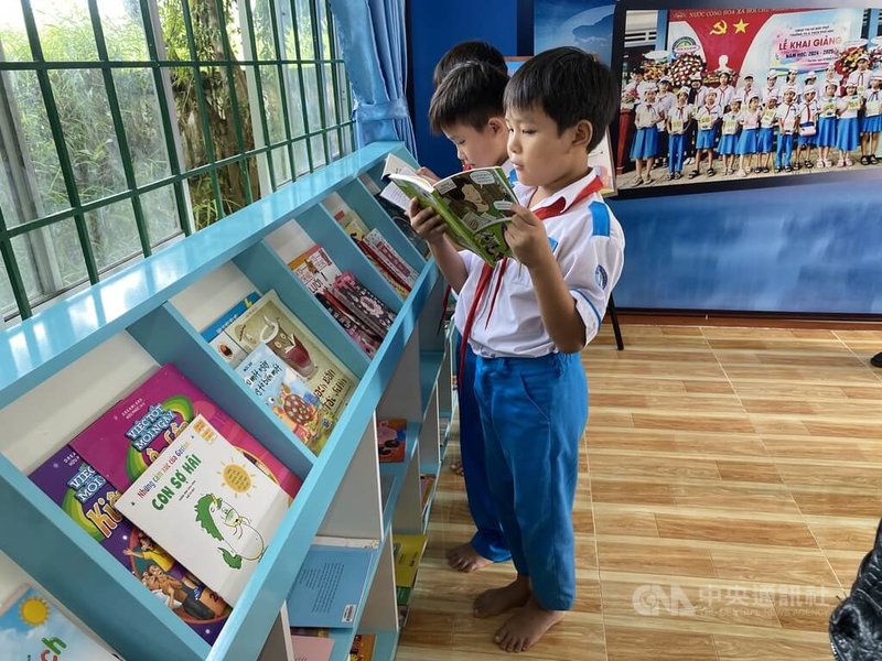 慶寶勤勞基金會愛心捐助,為越南中部地區包含普和中小學等學校興建4間閱覽室及1座玩具圖書館,圖為普和中小學學生閱讀課外讀物。中央社記者吳欣紜攝 114年10月11日