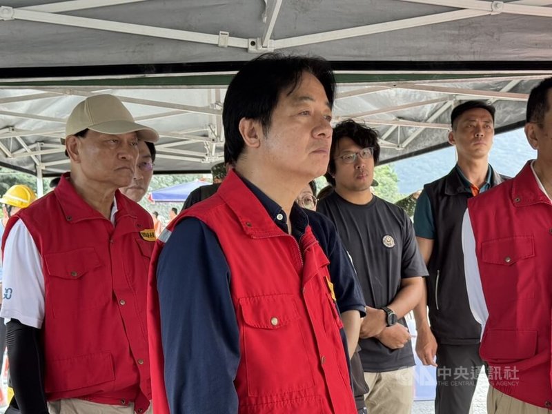 中央災害應變中心前進協調所總協調官季連成(左1)每天救災行程超過12小時,犧牲2個連假「苦民所苦」,連11天救災未見倦容。圖為5日陪總統賴清德(中)視察災區。中央社記者張祈花蓮攝 114年10月11日