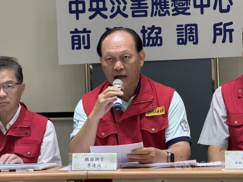 中央災害應變中心前進協調所總協調官季連成11日舉行記者會,讓外界知道最新狀況、災區需求與工作重點,連11天救災未見倦容。中央社記者張祈花蓮攝 114年10月11日