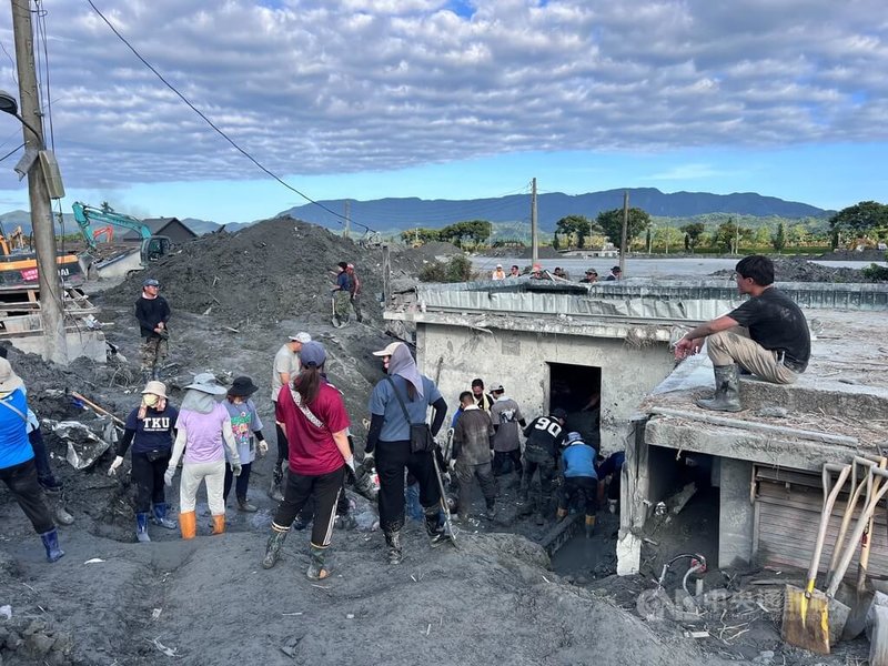 花蓮馬太鞍溪堰塞湖重創光復鄉,佛祖街等地災情嚴重,淤泥堆積超過一層樓被視為「重災戶」,經搶災人員協力,71戶重災戶已完成36戶清理。中央社記者張祈攝 114年10月11日