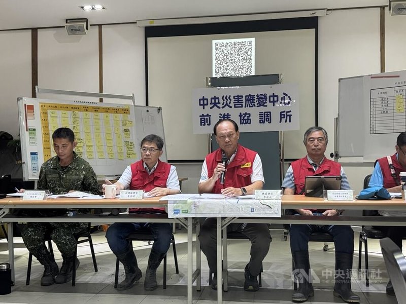 光復洪災救災工作持續進行,中央前進協調所總協調官季連成(右2)11日說明救災及重建最新進度。中央社記者張祈攝 114年10月11日