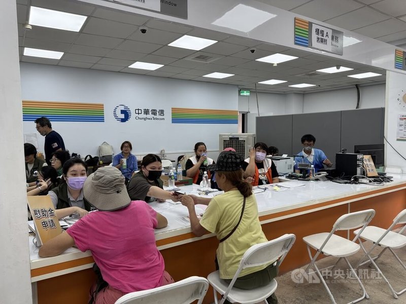 行政院災後慰助一站式服務,協助災民辦理慰助金等補助,慰助金申請件數已突破3000件,13日是最後設站日。13日起慰助金及綜合諮詢業務將由行政院東部聯合服務中心(花蓮市中山路371號7樓)接手辦理。中央社記者張祈攝 113年10月11日