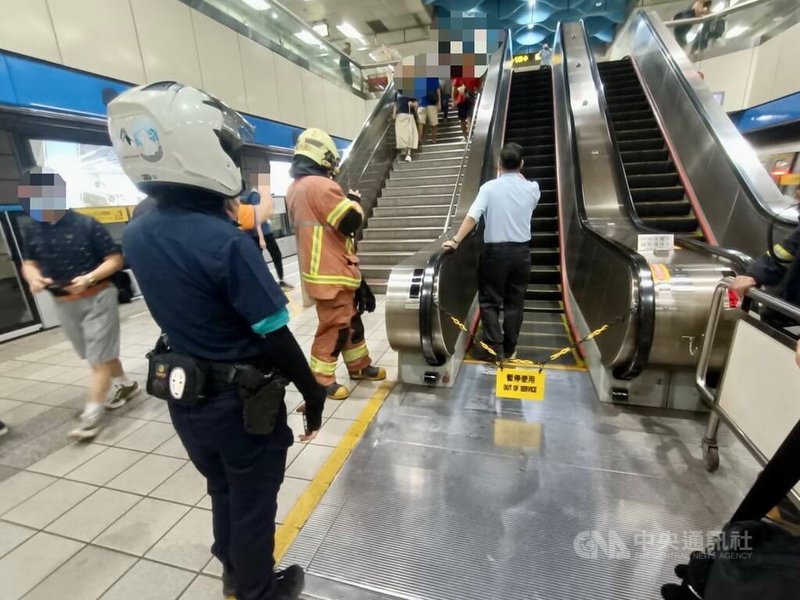 台北捷運板南線新埔站11日中午傳出站內手扶梯遭乘客鞋子卡住,手扶梯故障晃動造成乘客跌倒。(翻攝畫面)中央社記者黃旭昇新北傳真 114年10月11日