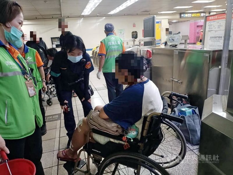 台北捷運板南線新埔站手扶梯意外,消防局將傷者送醫治療,警方也在現場關懷慰問。(翻攝畫面)中央社記者黃旭昇新北傳真 114年10月11日