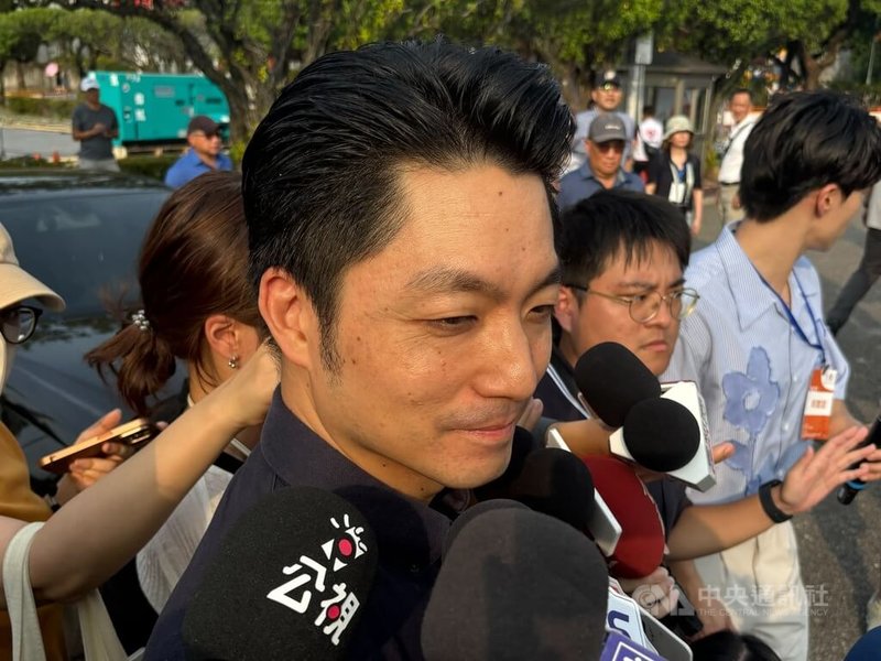 台北市長蔣萬安(前)11日受訪表示,將盡一切努力爭取輝達(NVIDIA)台灣總部落腳台北,也會與各方共同努力,讓這件事圓滿順利。中央社記者陳昱婷攝 114年10月11日