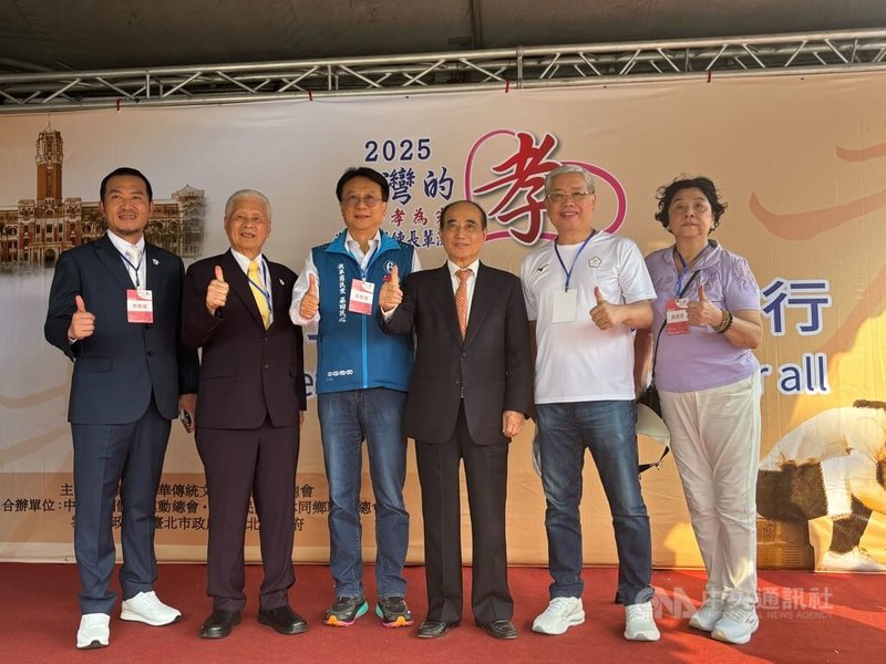 國民黨主席改選在即,前立法院長王金平(右3)11日出席公開活動時受訪表示,這次黨主席選舉候選人都非常優秀,他持中立立場,希望大家互相尊重、包容,選出一位最好的領導人,以黨的發展為主。左3為國民黨主席候選人卓伯源。中央社記者陳昱婷攝 114年10月11日