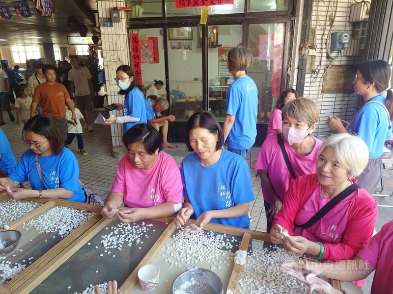 馬祖重要民俗節慶「鐵板燒塔節」11日在南竿鄉熱鬧登場,由活動所在地仁愛村村民製作傳統甜點「白丸」,揭開活動序幕。中央社記者潘欣彤攝 114年10月11日