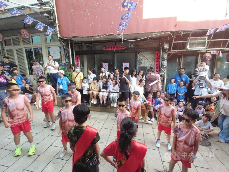 馬祖重要民俗節慶「鐵板燒塔節」11日在南竿鄉仁愛村登場,創意踩街活動中,有小學生組隊模仿「海龍蛙人」,可愛模樣讓現場群眾都被吸引,氣氛熱鬧。中央社記者潘欣彤攝 114年10月11日