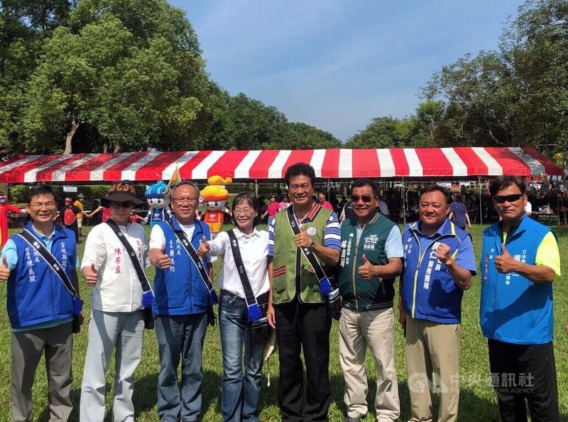 2025年雲林縣原住民族聯合豐年祭活動11日在古坑鄉綠色隧道舉行，原住民族委員會副主委陳義信（右4）、雲林縣副縣長謝淑亞（左4）等人出席。中央社記者黃國芳攝　114年10月11日