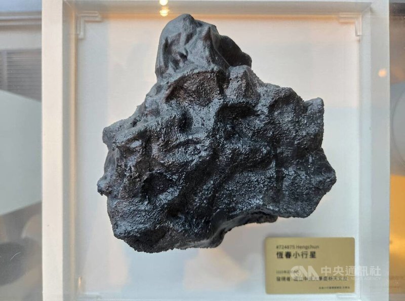 由中央大學鹿林天文台發現的第724875號小行星,由國際天文學聯合會審查通過,正式命名為「恆春(Hengchun)」。圖為在屏東總圖展出的小行星模型。中央社記者黃郁菁攝 114年10月11日
