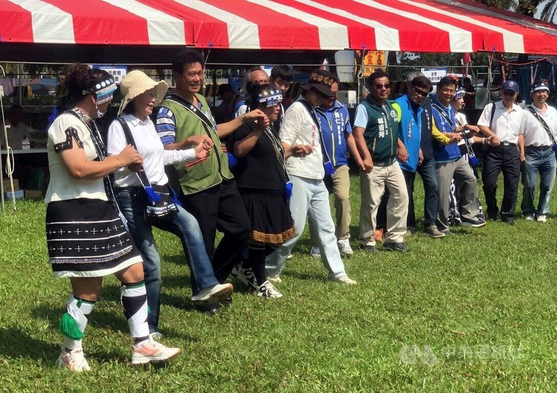 雲林縣原住民族聯合豐年祭活動11日舉行，原民會副主委陳義信（左3）、雲林縣副縣長謝淑亞（左2）和與會民眾一起跳舞，現場熱鬧滾滾。中央社記者黃國芳攝　114年10月11日
