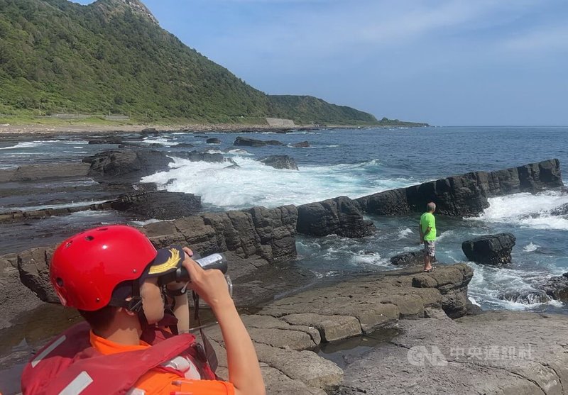 新北消防局與海巡署據報,貢寮區萊萊磯釣場附近海域,有3名女潛水客失聯。人車與船艇、漁船搜救,於中午將漂流至外海定置漁網的3人,救回送上岸,不需送醫。(翻攝畫面)中央社記者黃旭昇新北傳真 114年10月11日