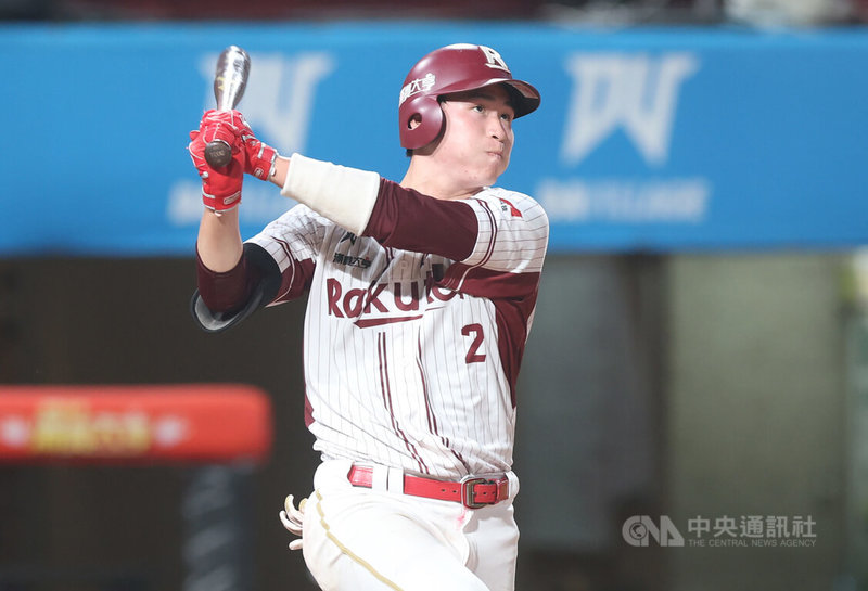 中華職棒季後挑戰賽第2戰,宋嘉翔8局下敲出追平轟、9局下滿壘時再敲再見安打,助桃猿以7比6險勝,季後賽保住一線生機。中央社記者張新偉攝 114年10月11日