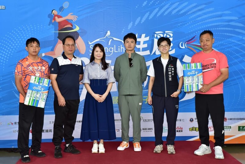 2025生麗「羽你同行」國小暨親子分齡賽11日在台中朝馬運動中心登場,生麗集團創辦人徐鳳娥(左3)和台中市運動局專委林宜萱(右2)並代表捐贈羽球給基層學校,善盡社會責任。(生麗國際提供)中央社記者黎建忠傳真 114年10月11日
