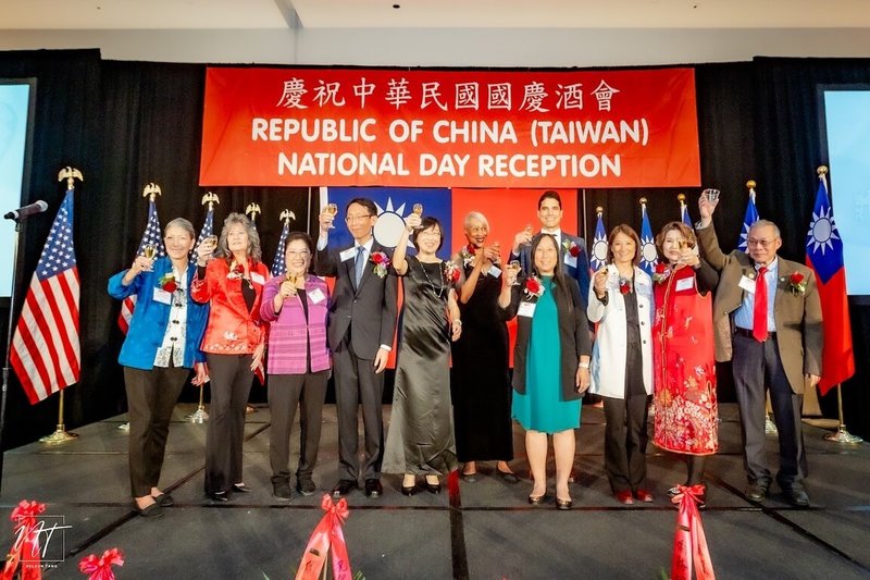 駐西雅圖辦事處9日舉辦國慶酒會,美西北地區各州政要共襄盛舉。(駐西雅圖辦事處提供)中央社記者張欣瑜舊金山傳真 114年10月11日