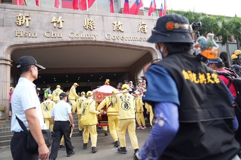 苗栗通霄白沙屯拱天宮媽祖11日應邀贊境新竹縣竹北市,上午從紅壇起駕後,脫離既定路線停駕新竹縣政府前廣場,吸引大批信眾跟隨。(竹北市公所提供)中央社記者魯鋼駿傳真 114年10月11日