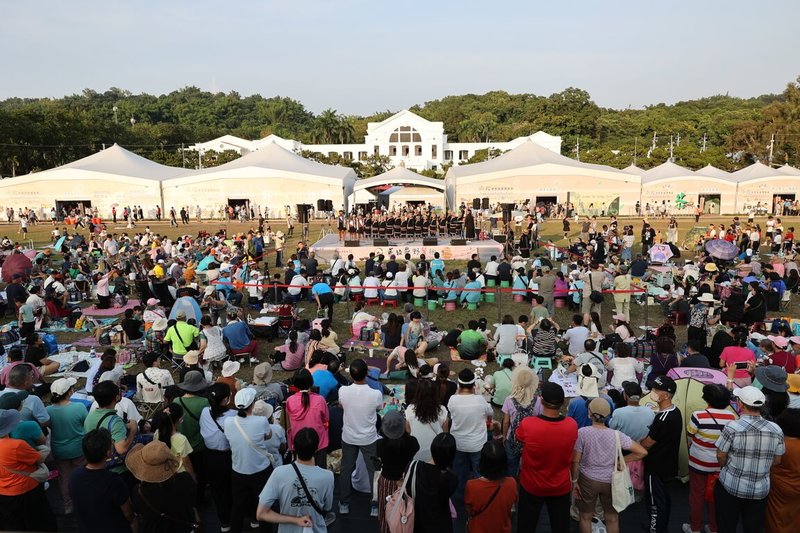 2025南投世界茶業博覽會系列活動「馬拉桑野餐趣」11日在中興新村大操場熱鬧展開,上千遊客席地野餐,同時聆賞原住民歌舞演出。(南投縣政府提供)中央社記者蕭博陽南投縣傳真 114年10月11日