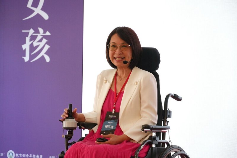 11日是「台灣女孩日」，青年署舉辦「變身超級女孩－歷屆女培學員交流分享會」，邀請多名講者分享經驗。基隆市社會處長楊玉欣（圖）分享面對罕病的經歷，鼓勵學員將生命中的苦難視作祝福。中央社記者陳至中台北攝　114年10月11日