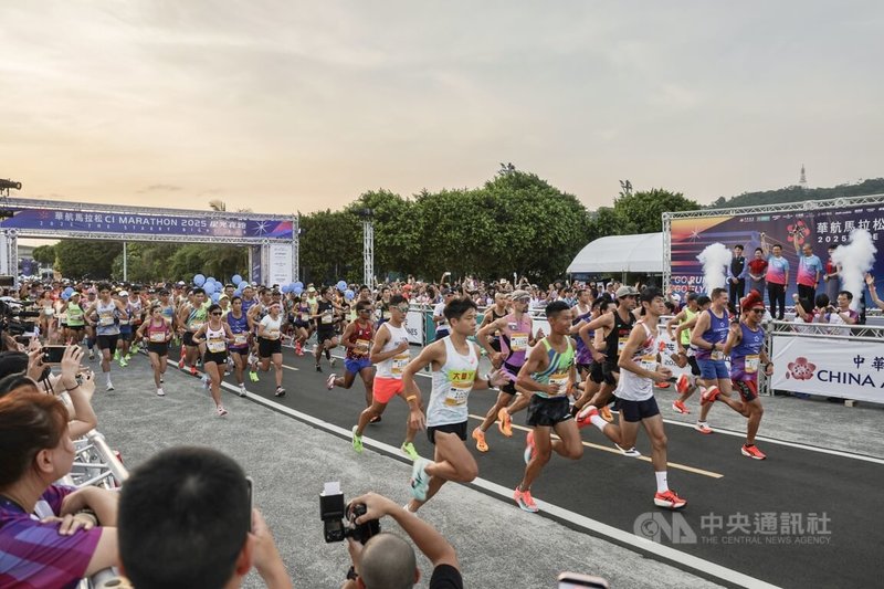 「2025華航馬拉松–星光夜跑」11日傍晚在台北市大佳河濱公園熱鬧登場，跑者在鳴槍後紛紛起跑，盼取得好成績。中央社記者裴禛攝　114年10月11日