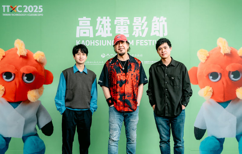 香港影帝黃秋生(中)11日與電影「不赦之罪」劇組來台參加2025高雄電影節,受訪分享跟導演譚善揚(左)、導演林善(右)合作故事。(高雄電影節提供)中央社記者王心妤傳真 114年10月11日