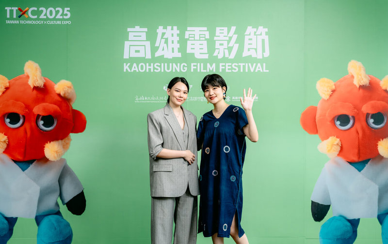 2025高雄電影節「高雄拍」單元選映短片「人魚漢斯」談跨性別議題,雙導演紀培慧(左)、黃詩柔(右)受訪分享創作過程。(高雄電影節提供)中央社記者王心妤傳真 114年10月11日
