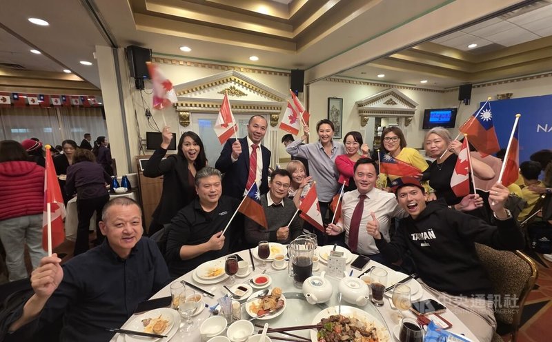 大溫哥華僑界10日舉辦中華民國114年國慶晚宴,僑胞們開心地揮舞國旗、大聲唱著經典歌曲,一起祝台灣越來越好。中央社記者程愛芬溫哥華攝 114年10月11日