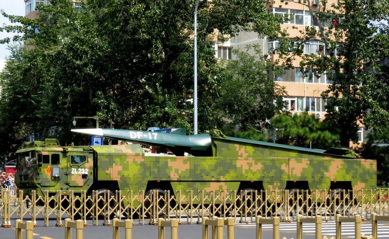 圖為今年北京九三閱兵共軍的東風-17(DF-17)極音速飛彈。中央社記者陳亦偉攝 114年10月11日