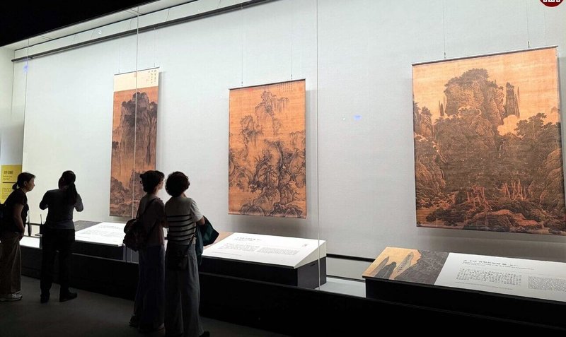故宮百年院慶特展「甲子萬年」11月11日起將在故宮南院限時首展北宋巨碑式山水畫,包含范寬「谿山行旅圖」、郭熙「早春圖」與李唐「萬壑松風圖」,目前先由多媒體展出打頭陣,先呈現數位典藏及複製畫等。(故宮南院提供)中央社記者黃國芳傳真 114年10月11日