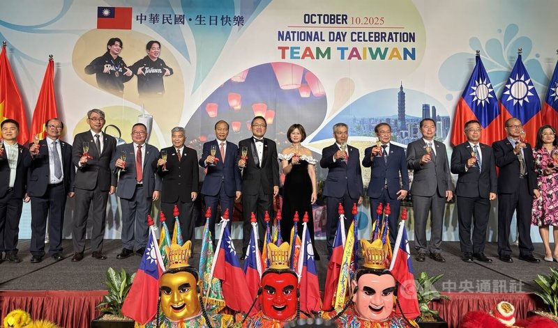 駐越南代表劉世忠（左7）伉儷、越南商工總會副主席黃光防（左6）、越南台灣事務委員會秘書長阮側柏（右6）、世界台灣商會名譽總會長李天柒（右5）、僑務諮詢委員蔡寵恩（左5）及洪志華（左4）等僑領10日晚間在台上舉杯共祝國慶，展現Team Taiwan精神。中央社記者曾婷瑄河內攝114年10月11日