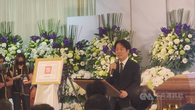 總統府資政、前行政院長張俊雄追思告別式,11日上午在高雄市立殯儀館舉行。總統賴清德(圖)親頒褒揚令並表示,張俊雄功在民主與國家,他的離開是台灣的損失。中央社記者洪學廣攝 114年10月11日