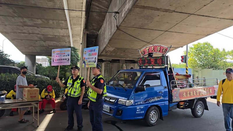 台中市梧棲區浩天宮大庄媽遶境活動11日回鑾,清水警分局員警沿途並以手持標語向民眾宣導防詐、識詐及長者、行人交通安全觀念等。(民眾提供)中央社記者趙麗妍傳真 114年10月11日