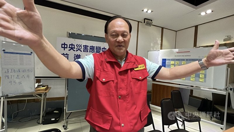 中央災害應變中心前進協調所總協調官季連成作風明確快速,讓人感受不怒自威,4日和記者談到故鄉台東縣時才露出笑容。中央社記者盧太城花蓮攝 114年10月11日