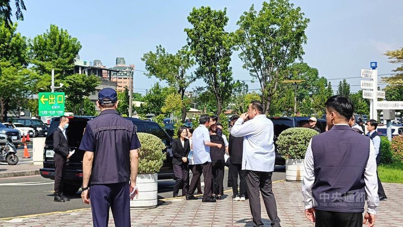 總統府資政、前行政院長張俊雄追思告別式,11日上午在高雄市立殯儀館舉行。前總統蔡英文(左3)親赴現場致意、緬懷,在隨行人員陪同下步入會場未受訪。中央社記者林巧璉攝 114年10月11日
