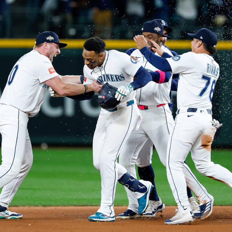 美國職棒大聯盟MLB西雅圖水手10日延長賽15局下靠著波蘭科(左2)敲出再見安打勝出,終場3比2擊敗底特律老虎。(圖取自x.com/Mariners)