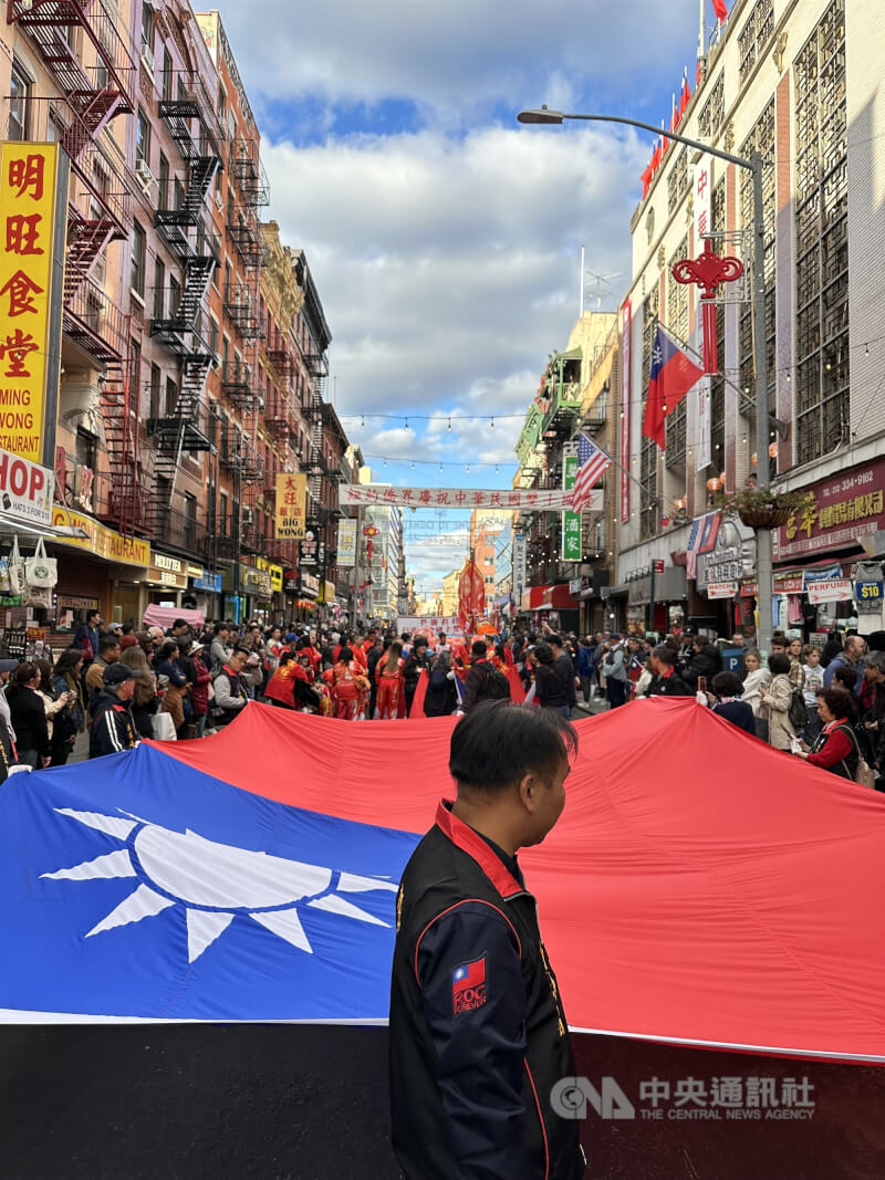 紐約曼哈頓華埠每年10月10日封街舉行大型雙十遊行。中央社記者廖漢原紐約攝　114年10月11日