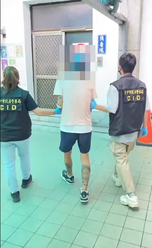 劉姓男子9日凌晨開車行經台中市西區時失控撞進一家茶葉行,殃及住在店面後隔間的母子,釀1死1傷。驗出毒品反應的劉男住院3天後出院,由警方帶回詢後送辦。(民眾提供)中央社記者趙麗妍傳真 114年10月11日