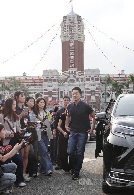 台北市長蔣萬安(前右)11日下午出席「2025台灣的孝–百善孝為先為父母長輩教練洗腳暨反毒宣導活動」,抵達現場時受到媒體包圍,受訪回應輝達總部用地相關議題。中央社記者趙世勳攝 114年10月11日