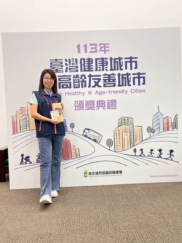 花蓮縣富里鄉羅山社區發展協會媒合專員尹海霞有時還得兼任幸福巴士司機角色,她表示,服務長輩是件很開心的事情。(尹海霞提供)中央社記者黃巧雯傳真 114年10月11日