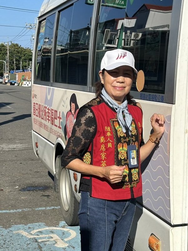 鄭席家英8年前任屏東春日鄉幸福巴士隨車族語翻譯,陪同長者就醫,被需要的感覺成為另類幸福感,還曾登上教科書,即使將滿65歲,她仍活力滿滿喊退休要當志工。(何桂英提供)中央社記者黃巧雯傳真 114年10月11日