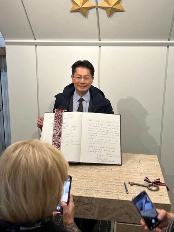 李憲章在自由紀念碑基台內簽名簿留言,署名「中華民國(台灣)駐拉脫維亞代表處大使李憲章」。(駐拉脫維亞代表處提供)中央社記者游堯茹維爾紐斯傳真 114年10月11日