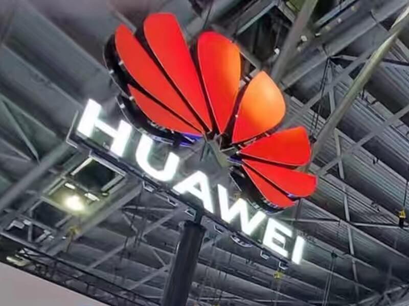 美國主要網路零售網站下架數百萬項遭禁用的中國電子產品,包含華為、杭州海康威視、中興通訊及大華技術等公司製造的家用監視器與智慧型手錶等。圖為華為企業標誌。(中央社檔案照片)