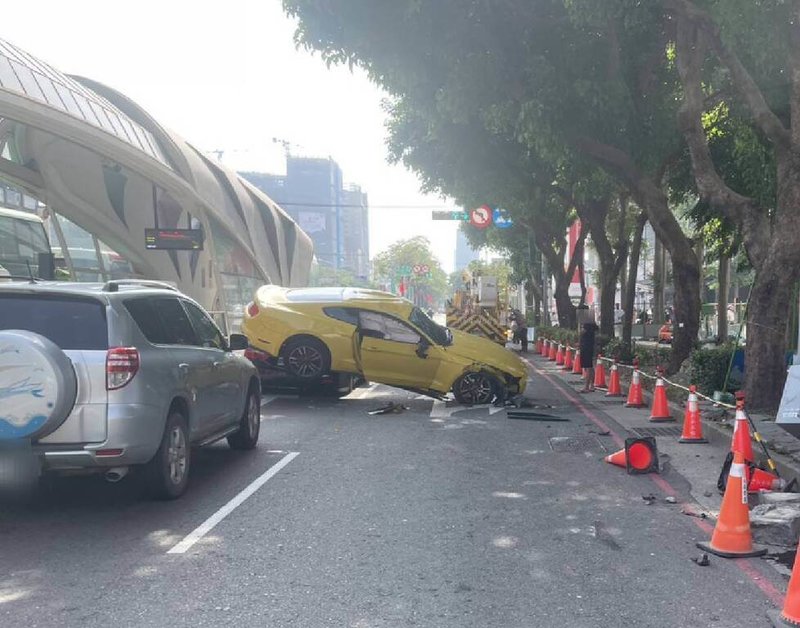 曾姓男子11日駕駛黃色野馬跑車行經台灣大道時意外失控衝上人行道，車輛翻滾一圈後，後輪還壓上另一輛自小客車，警方獲報到場將受傷曾男送醫，將釐清是否有酒駕情事。（民眾提供）中央社記者趙麗妍傳真 114年10月11日
