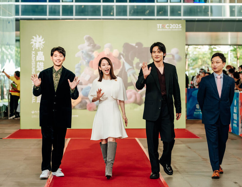 高雄電影節10日開幕典禮,開幕片「九龍大眾浪漫」演員曾少宗(左起)、吉岡里帆、水上恒司及製作人有澤亮哉出席。(高雄電影節提供)中央社記者王心妤傳真 114年10月11日