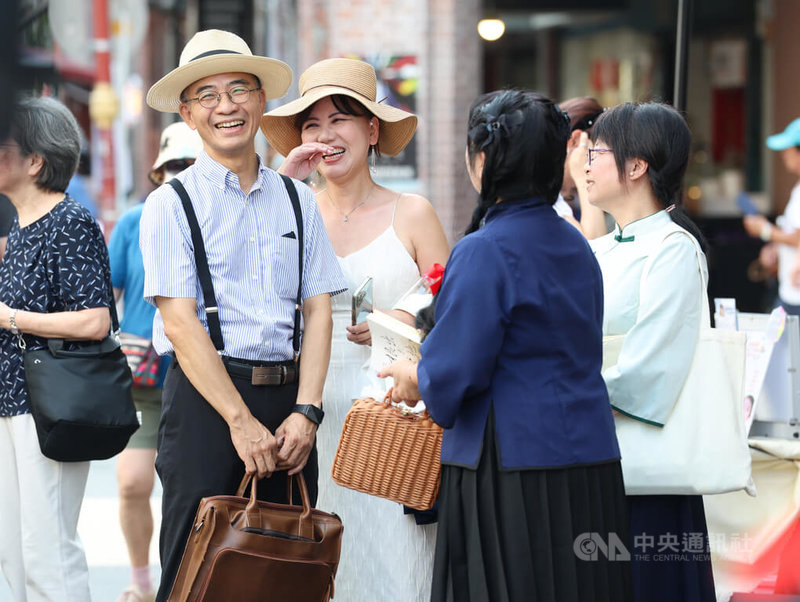 2025大稻埕國際藝術節「1920變裝活動」12日熱鬧登場，不少民眾換上復古造型與會，在輕鬆、活潑氣氛中，彷彿回到大稻埕輝煌的黃金年代。中央社記者謝佳璋攝　114年10月12日