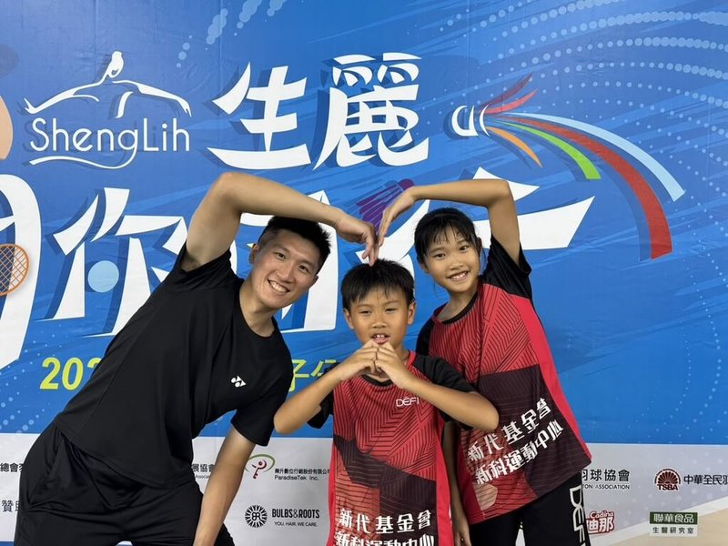 「生麗羽你同行國小暨親子分齡賽」今年擴大舉辦，親子組參賽者卓國雄（左）分別與女兒卓宥妘（右）、兒子卓昱均（中）在12日搭檔出賽，一家人已連續3年參加。（樂升數位行銷提供）中央社記者黎建忠傳真　114年10月12日